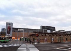 JR秋田駅西口の駅ビル「トピコ」とバスターミナル