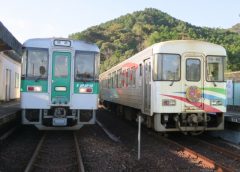 阿佐海岸鉄道の気動車「しおかぜ」ASA-100形(右)とJR四国1200系気動車、すでに見ることのできなくなった海部駅での両者の接続