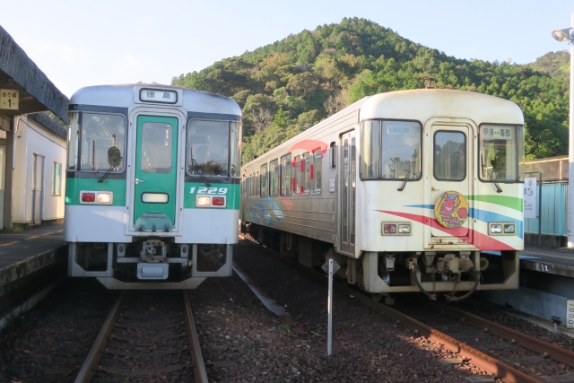 阿佐海岸鉄道「しおかぜ」ASA-100形(右)とJR四国1200系、すでに見ることのできなくなった海部駅での両者の接続