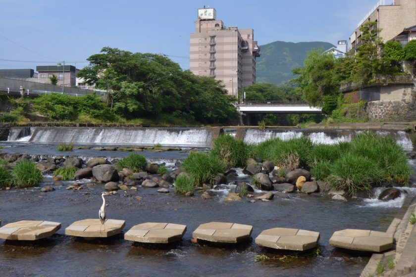 新駅がつくられる嬉野温泉を流れる塩田川の風景 ©Katsumi