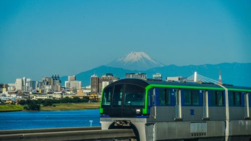 富士山をバックに走行する東京モノレール10000形車両