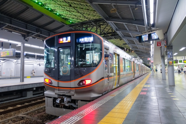 大阪環状線を走るJR西日本323系電車