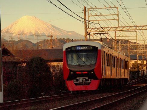 「冬休み静鉄電車ワンデーパス」で小中高生を応援 「イルミネーション電車」も