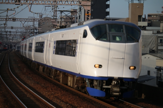 通勤輸送も兼ねる特急「はるか」に使用されるJR西日本281系電車