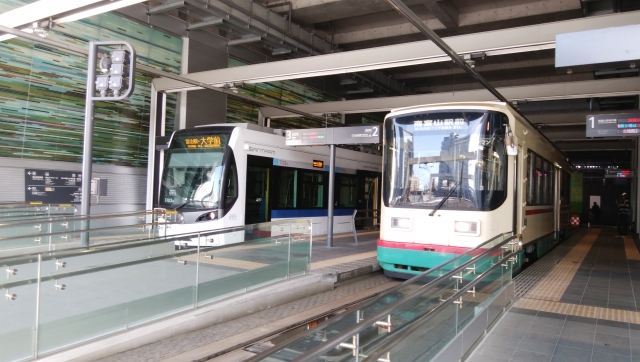 2020年3月の路面電車南北接続によりJR高架下に開設された富山駅停留所