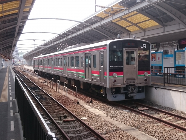 高松駅に停車中のJR四国7200系電車