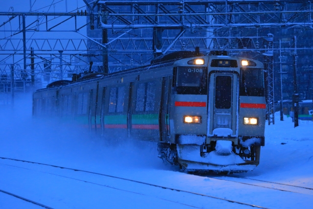 大雪の中走行するJR北海道の電車(イメージ)