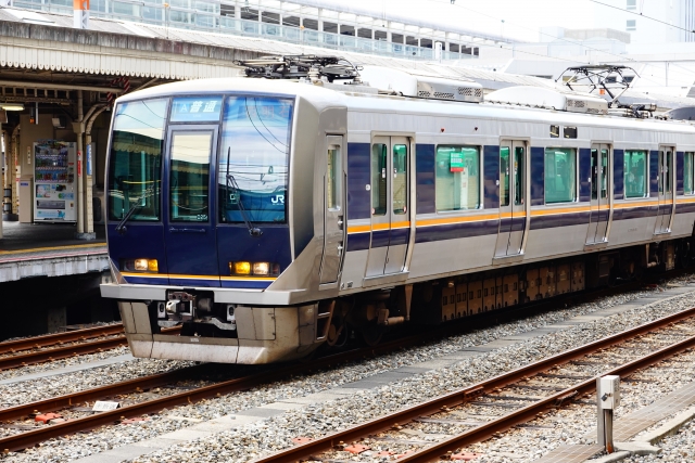 京阪神地区の主要路線で運転されているJR西日本321系電車