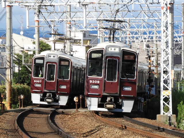 阪急京都線9300系電車同士のすれ違い