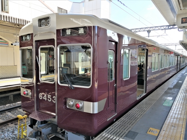 阪急嵐山線で運行されている6300系電車