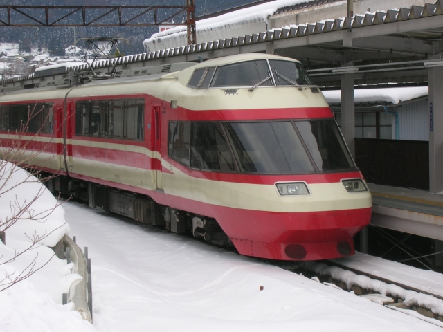 長野電鉄の特急に使用される1000系「ゆけむり」は元小田急電鉄10000形ロマンスカー「HiSE」