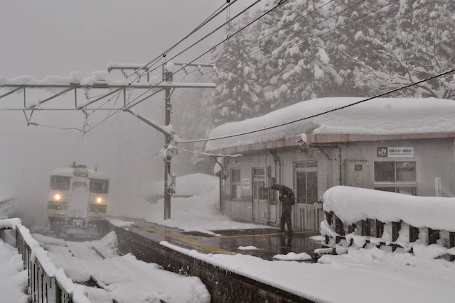 大雪の中を走行する列車(イメージ) ©Katsumi