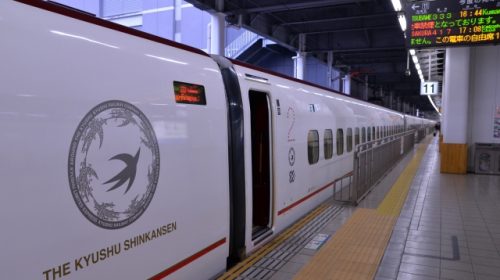 博多駅で出発を待つ九州新幹線「つばめ」800系車両