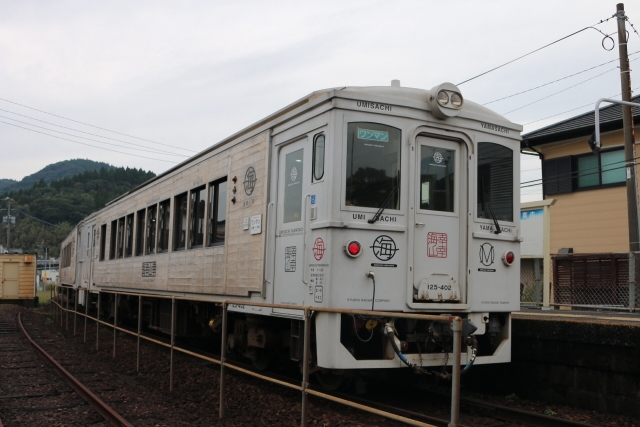 D&S列車「海幸山幸」として運転するJR九州キハ125系400番台気動車