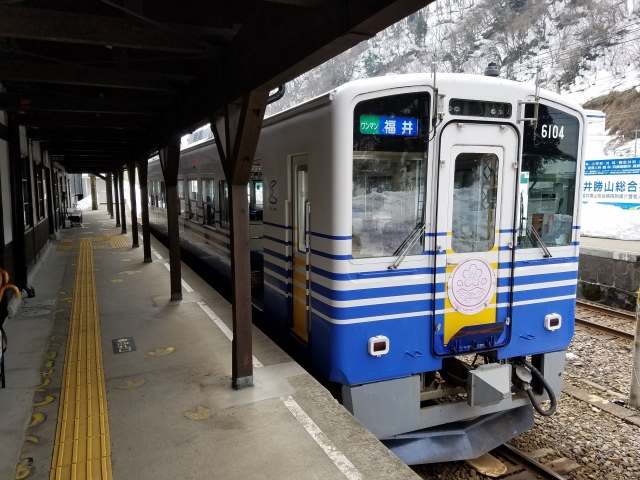 勝山駅に停車中のえちぜん鉄道MC6001形電車