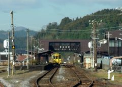 久大本線豊後森駅に停車中のJR九州キハ125形気動車