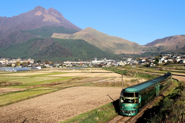 由布岳をバックに疾走するJR九州のD&S列車「ゆふいんの森」