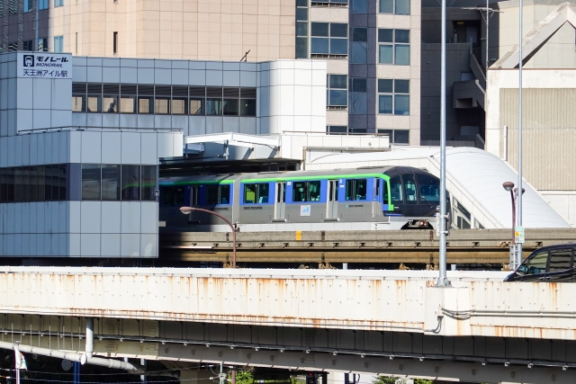 天王洲アイル駅を出発する東京モノレール10000形車両