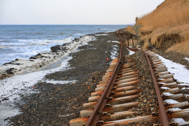 2015年に発生した高波などの被害により損傷を受けた日高本線の線路