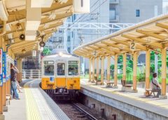 高松築港駅に到着する高松琴平電気鉄道琴平線1080形電車