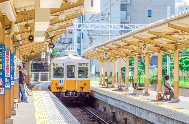高松築港駅に到着する高松琴平電気鉄道琴平線1080形電車