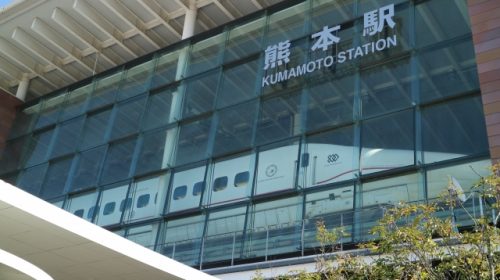 熊本駅新幹線口駅舎を通して見える九州新幹線800系