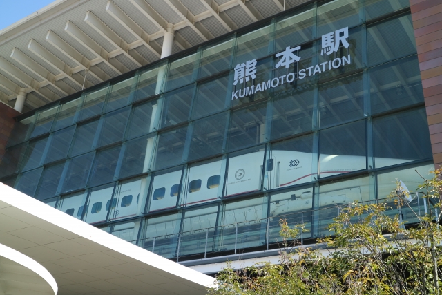 熊本駅新幹線口駅舎を通して見える九州新幹線800系
