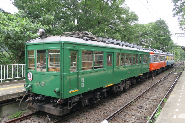 モハ1形と連結し3両編成で運転している緑色の復刻塗装をまとったモハ2形109号電車