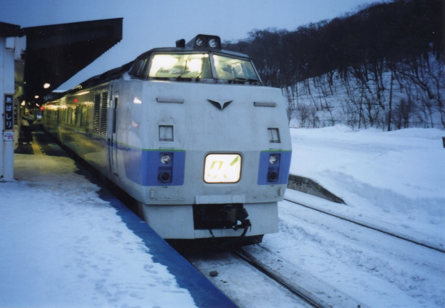 網走駅で発車を待つ特急「オホーツク」JR北海道キハ183系気動車