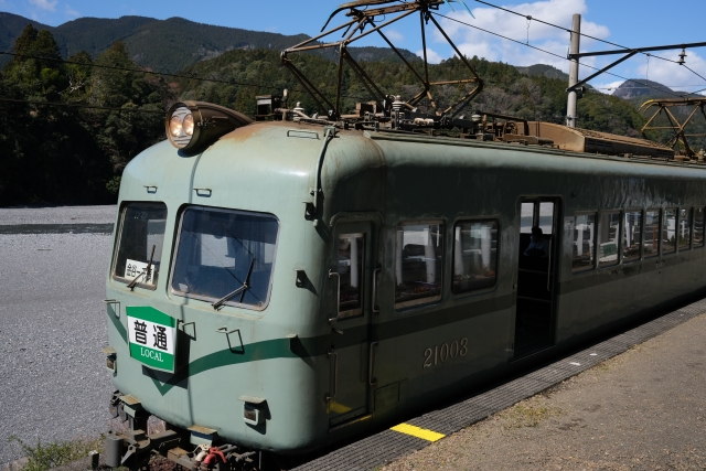 大井川鐵道塩郷駅に停車中の普通列車21000系電車は元南海電気鉄道ズームカー