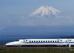 富士山をバックに走行する東海道新幹線N700系「N700A」