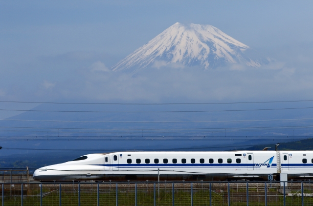 富士山をバックに走行する東海道新幹線N700系「N700A」