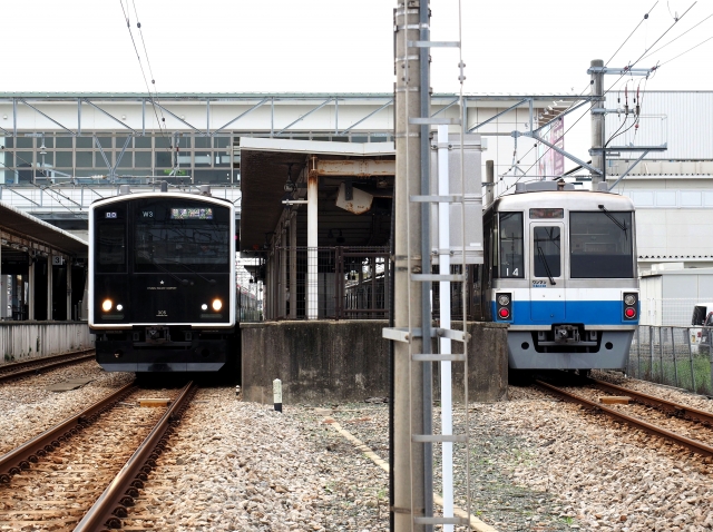 JR九州筑肥線305系電車(左)と福岡市地下鉄1000系電車(写真AC/medetai)