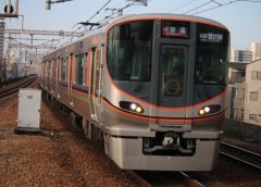 大阪環状線で運行されているJR西日本323系電車