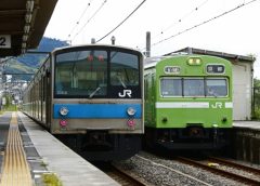 奈良線で運行されているJR西日本205系(左)・103系電車