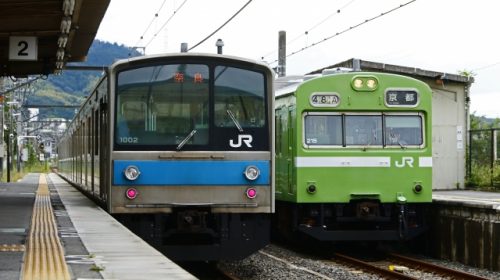 奈良線で運行されているJR西日本205系(左)・103系電車