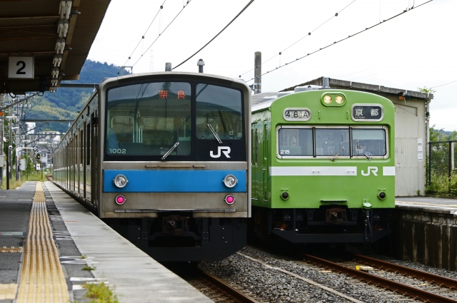 奈良線で運行されているJR西日本205系(左)・103系電車(写真AC/ポニー)