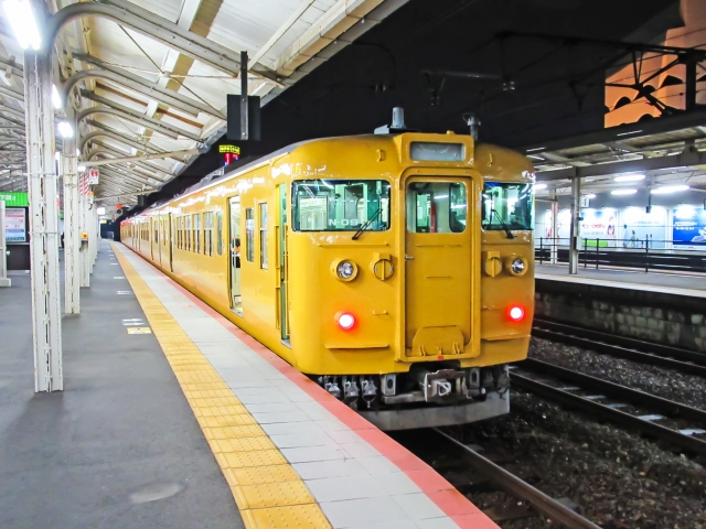 山陽本線下関駅に停車中のJR西日本115系電車