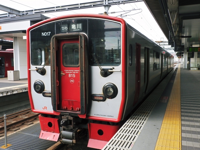 日豊本線などを運行するJR九州815系電車