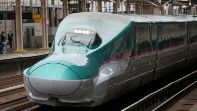 東北新幹線・北海道新幹線を運行するJR東日本E5系(写真AC/SandK)