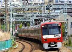 京浜急行電鉄1000形電車と交差するJR鶴見線205系電車(写真AC/ジュンP)