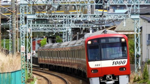 京浜急行電鉄1000形電車と交差するJR鶴見線205系電車(写真AC/ジュンP)