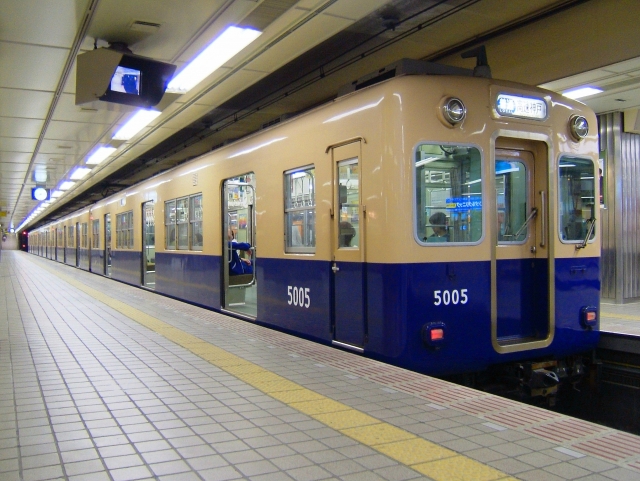 大阪梅田駅に停車中の阪神電気鉄道5001形「ジェットカー」による普通列車