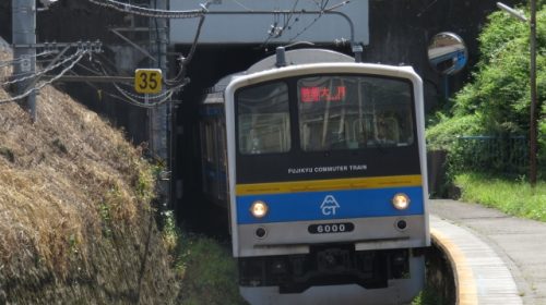 普通電車に使用される富士急行6000系電車(元JR東日本205系)