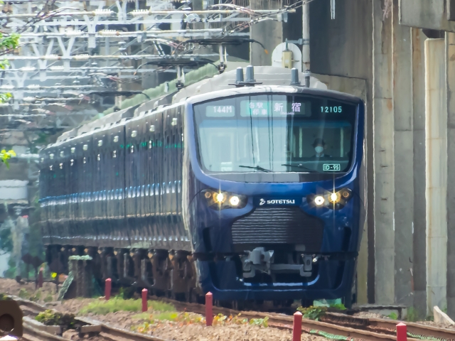 JR線新宿方面に直通運転する「ヨコハマネイビーブルー」塗色の相模鉄道12000系電車