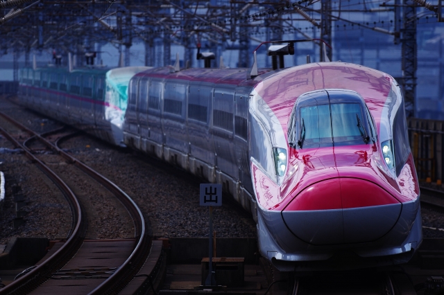 秋田新幹線E6系と東北新幹線E5系の併結編成(写真AC/くぼし)