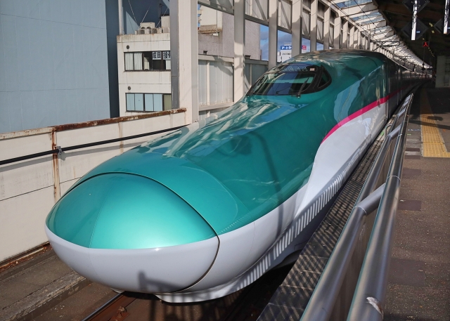 東北新幹線で運行されているJR東日本E5系(写真AC/Saffron)