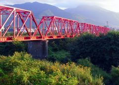 「赤い鉄橋」として親しまれている上田電鉄別所線の千曲川橋梁(写真AC/玄太)