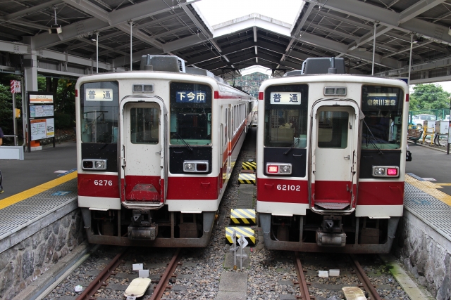 東武日光駅に停車中の東武6050系電車の並び(写真AC/Asiantam)