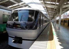 新宿線特急レッドアロー号「小江戸」で使用される西武10000系電車(写真AC/太陽sun)